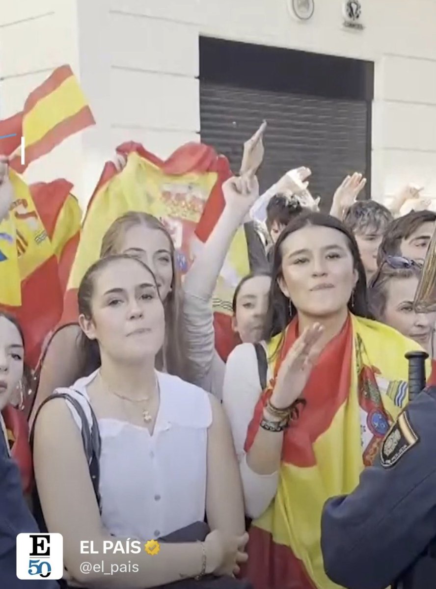 Lamorteratres's tweet photo. NINGUNA VA DE BULGARI NI CHANEL SON HIJAS DE OBREROS QUE SERÁN OBRERAS TODA LA VIDA Y QUE CON SU VOTO VAN A CAVAR SU PROPIA TUMBA PERDERAN DERECHOS TANTO EN LO SOCIAL COMO EN LO LABORAL PORQUE NO RECUERDAN CUANDO RAJOY CONGELABA LOS SUELDOS Y LAS PENSIONES Y ABARATABA EL DESPIDO. https://t.co/6i6NmLEE1G