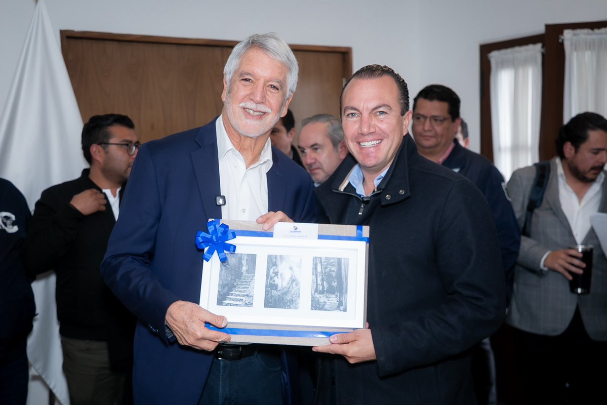 EnriquePenalosa's tweet photo. Fue un gusto compartir y colaborar la semana pasada con el alcalde Carlos Orvañanos @carlosorvananosr y parte de su equipo de trabajo en Cuajimalpa de Morelos, Ciudad de México. Una experiencia muy enriquecedora. 🇲🇽 https://t.co/DRAKlzwy4X