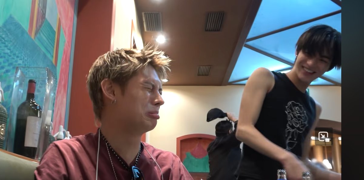 Fatimazcbl's tweet photo. James’ reaction to Keonho’s butt giving https://t.co/t70TdOcF7Z