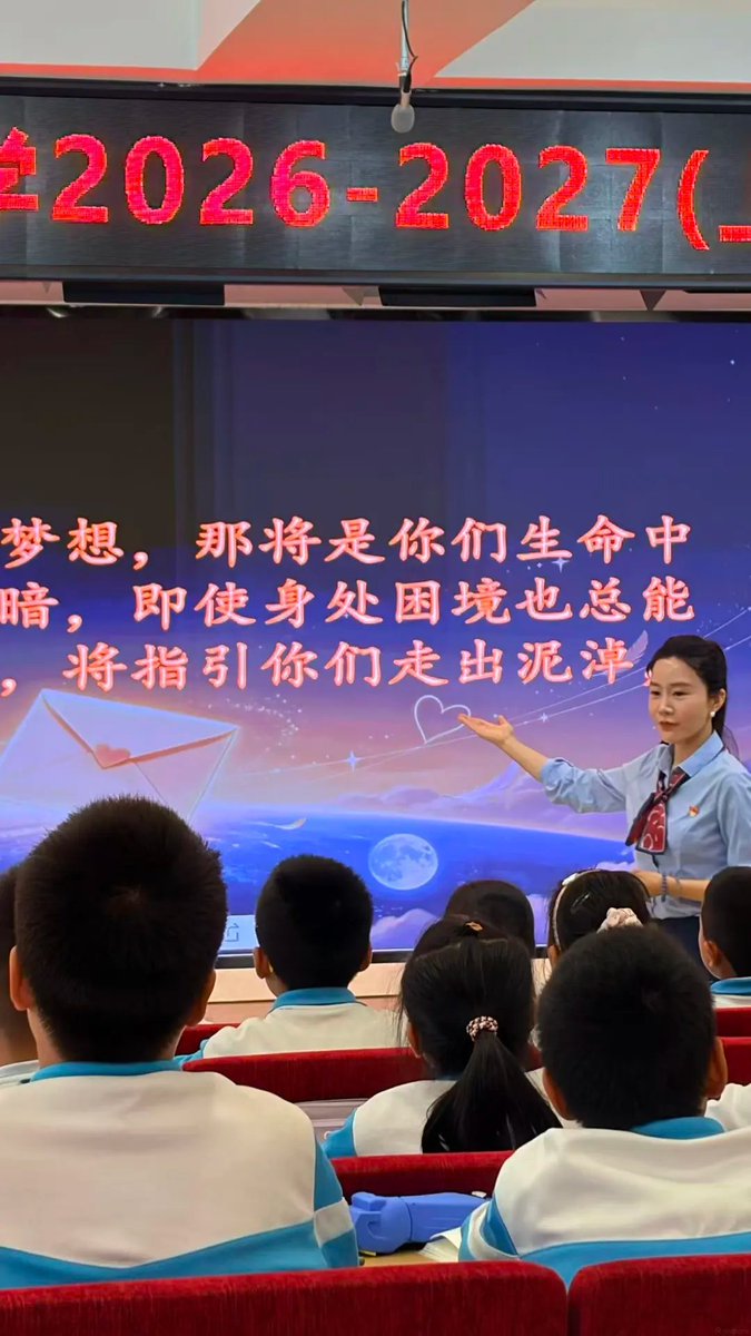 fatmasoyyiit's tweet photo. 无奖竞猜：

公开课被偷拍了，看校服你们能猜出是哪所学校吗？ https://t.co/7GsnMPt0B5