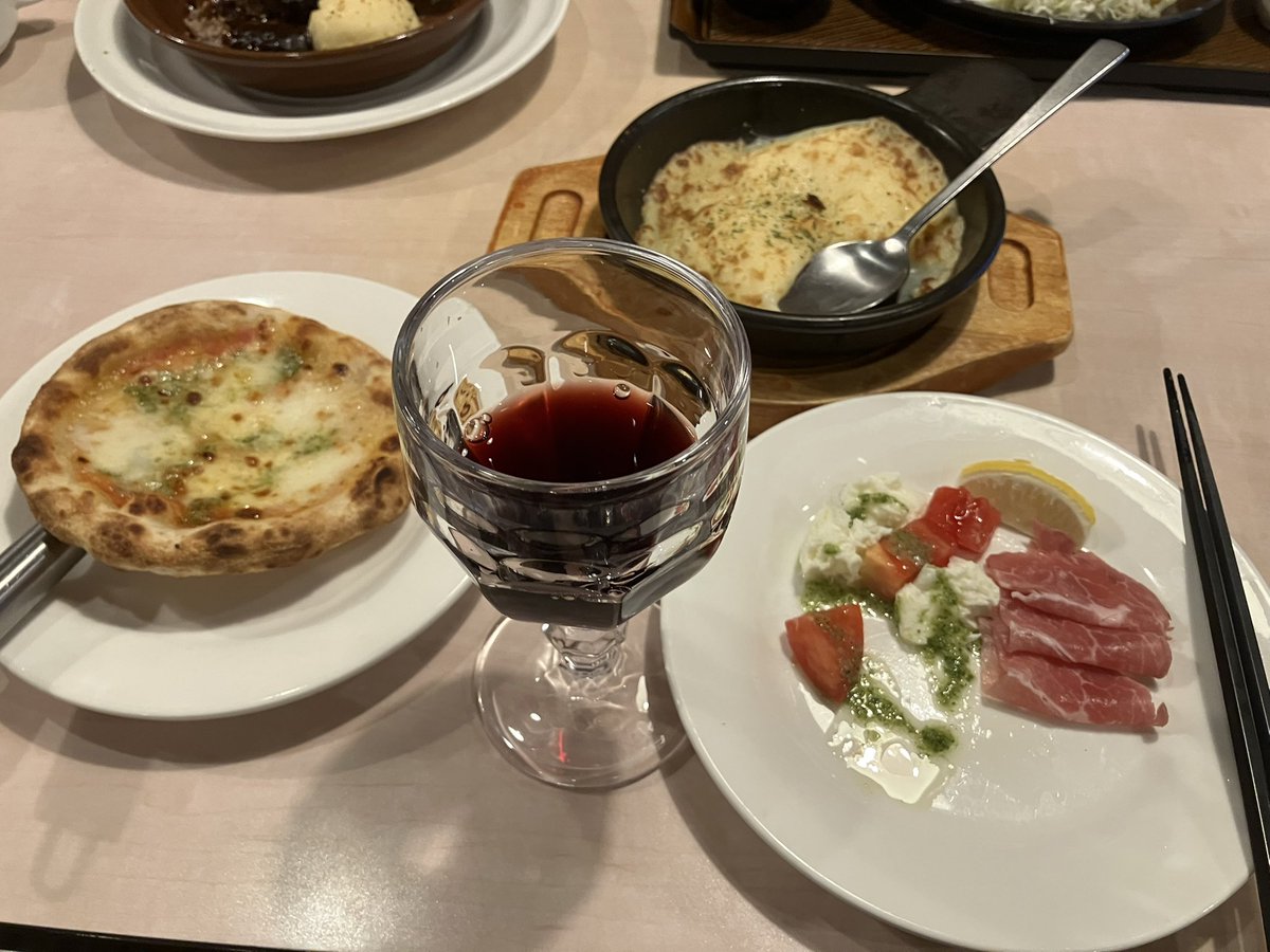404_not_failure's tweet photo. 昨日半年ぶりくらいに親と食事を摂りました。
カプレーゼが美味しかった。
親が大学で授業受けもってるって聞いて今年一びびったし、親類が結婚するとか手術だのあーだこーだ。なんも知らされてねーし、もっと連絡取るべきかもねって思ったよ。 https://t.co/gbBVTv4zbW