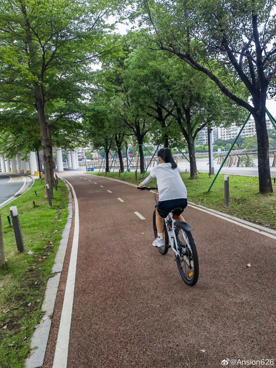 jeongmiri000's tweet photo. [急いで歩いて、駅へ向かう] https://t.co/9Tra76DHhW