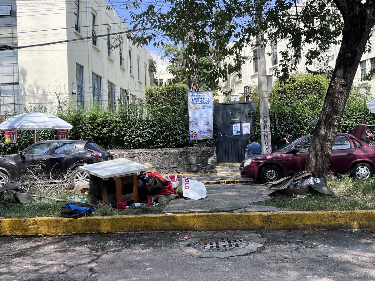 di36o9002's tweet photo. @yancolozano , que están esperando para apoyar a los padres de familia de la @FMieryPesado para retirar a los indigentes instalados exactamente enfrente de la entrada de necaxa? Es la salida de los niños de preescolar, sabes lo que es lidiar imágenes así con un niño de 4 años? https://t.co/EwBOYZi3KT