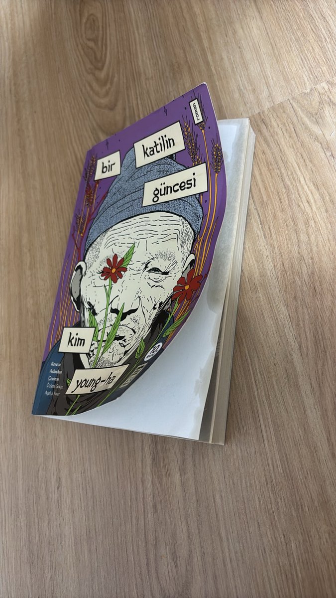 laylayloyy's tweet photo. Sabah altı gibi kalktım çok uykum var ama dedim ki uyku düzenim bozulmasın 2 3 saat  sonra uyuyayım. Kahve yaptım yeni bi kitaba başladım huzurluydum mutluydum. Kahve döktüm açık renk koltuk mahvoldu, kitabım mahvoldu keşke uyusaydım..
Kapak bile eğri büğrü.. https://t.co/FwHNBSv1Ne