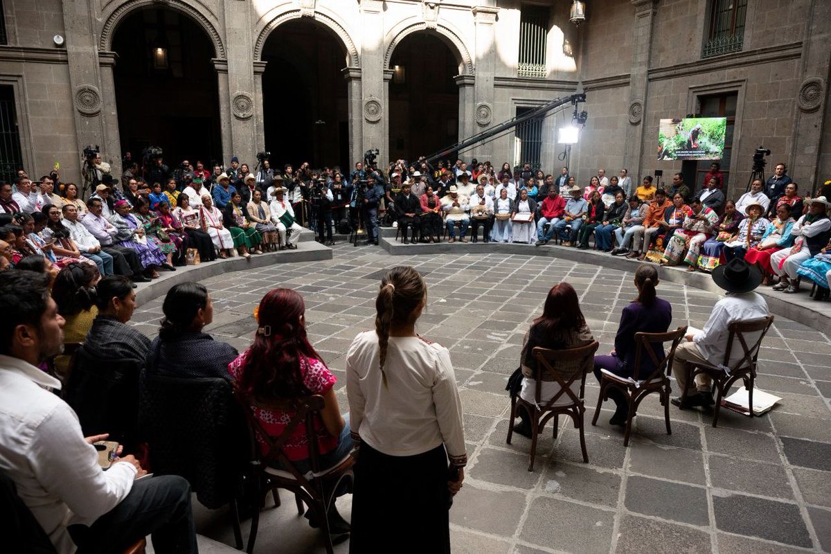 DEELAYUUK's tweet photo. “Día de la Resistencia indígena”

La Presidenta de México @Claudiashein sostiene un diálogo circular en Palacio Nacional con las Autoridades Indígenas y Afromexicanas, colocando en el centro el reconocimiento de sus derechos inalienables en la Constitución y leyes de nuestro país.

Su voz y decisión es la luz que alumbra nuestro caminar, por eso reconocemos su participación histórica en el proceso de consulta sobre la propuesta de Iniciativa de Ley General de Derechos de los Pueblos Indígenas Afromexicanos.