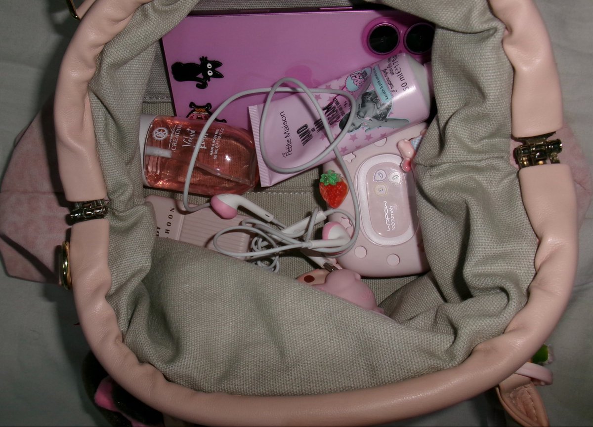 2gotohell's tweet photo. I like Pink , Pink is my signature color https://t.co/M5WHkS4sZc