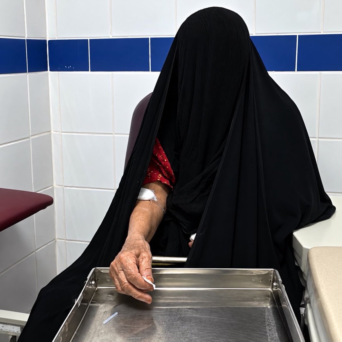 10_4I's tweet photo. فاضت بنوك الدمّ من كثر ما جاد
شعبٍ لجل داره " بدمَّه " يفادي 

بالدمّ ،والاموال ،والشرب ،والزاد 
غير العطا ماهي تمدّ الأيادي 🇸🇦
#السعودية_دونها_ارواحنا https://t.co/Uk355XHg55
