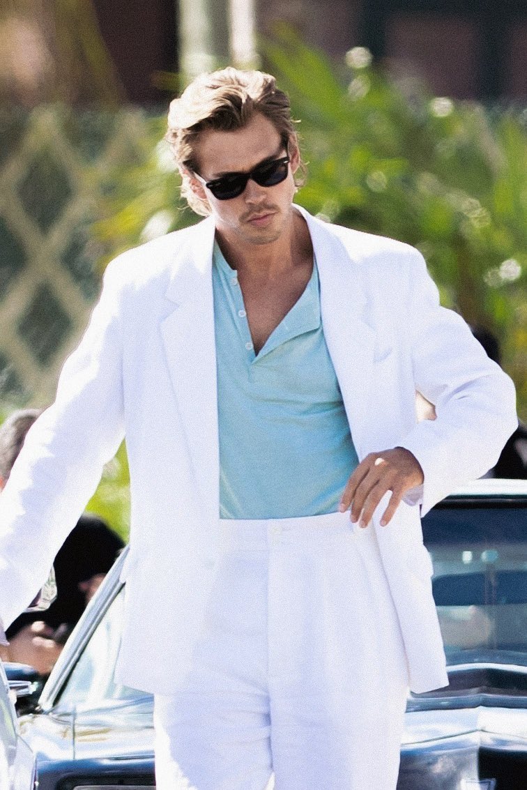 MiamiViceCrave's tweet photo. 🚨| Sonny Crockett in action! 

Austin Butler spotted filming for ‘Miami Vice ‘85’ earlier today🌴🎬 https://t.co/V5LsGxYJXp