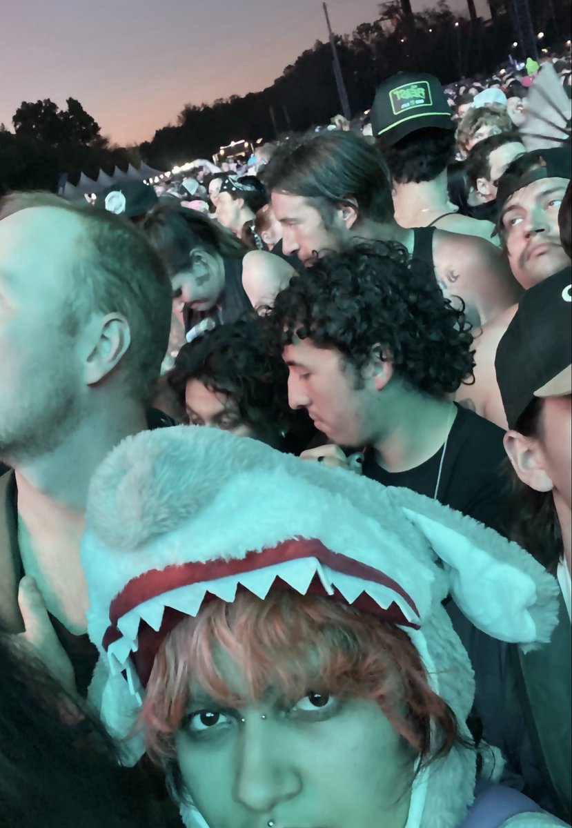 sofsyko's tweet photo. oli w/ my hat :) https://t.co/4Gm7nMGGZ9