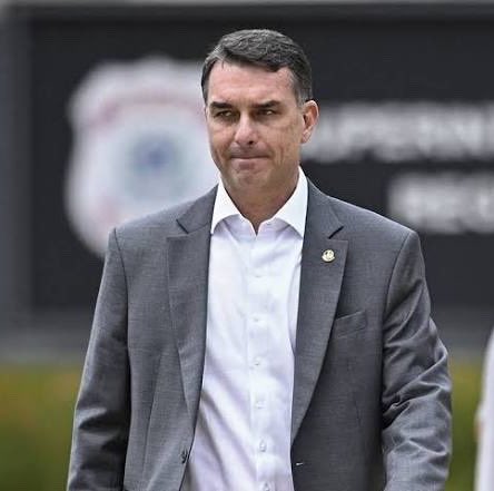 Delateinews's tweet photo. ⚠️AGORA: Gustavo Gayer nega existência de tracking interno do PL que aponta Flávio Bolsonaro 10 pontos à frente de Lula e afirma que objetivo é desmobilizar apoiadores https://t.co/MTtj2VLNLy