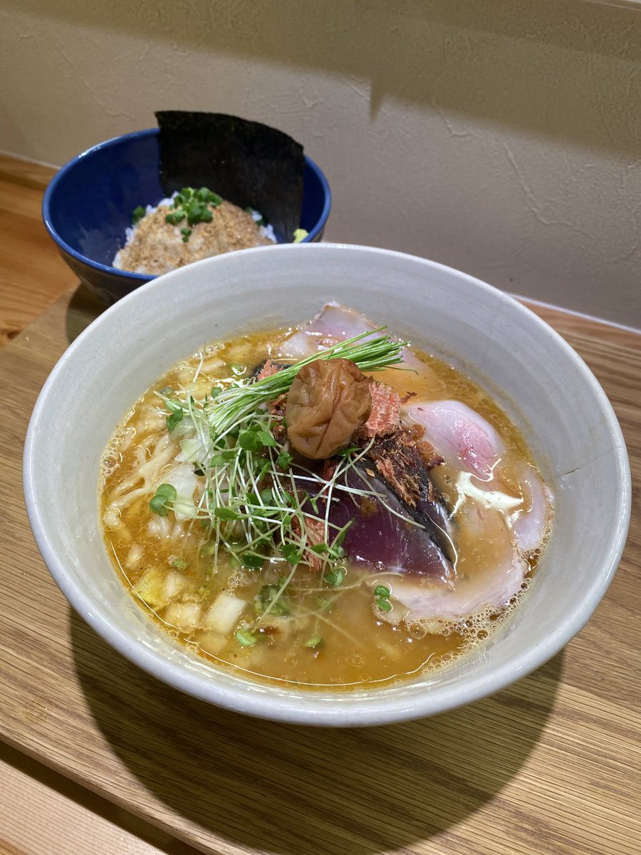 higemojira3's tweet photo. せいめん夜さく
久々に参戦
龍神梅と戻り鰹の味噌らぁめん
優しい味噌にまろやかな梅の酸味がいい https://t.co/xv04z9g9PN