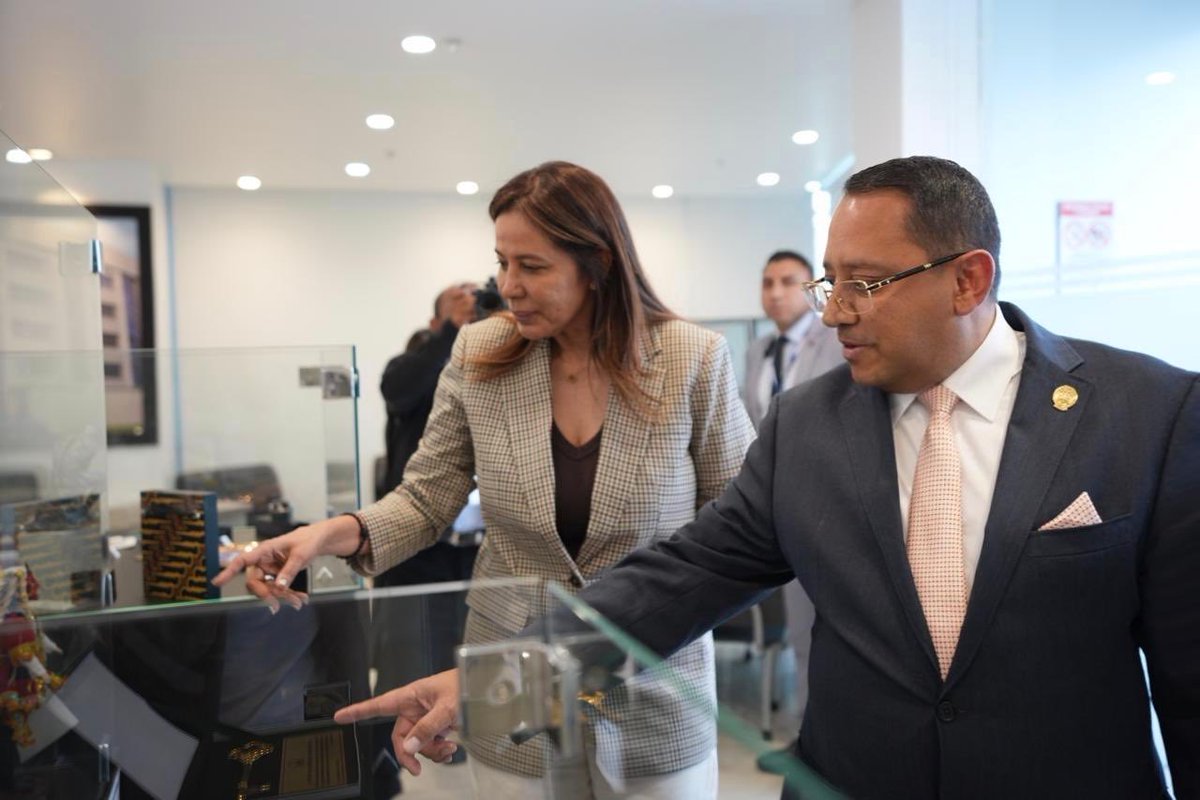 ContraloriaECU's tweet photo. 🏛️ #LaNuevaContraloría | El contralor, Dr. Mauricio Torres, y la presidenta del @IESSec, Mgs. @CynthiaGelliber, suscribieron un convenio específico para fortalecer la atención médica en en el Dispensario Anexo de la #CGE. 

🤝 De esta forma, la actual administración consolida acciones concretas para promover entornos laborales adecuados, seguros y propicios para quienes integran el organismo técnico de control.