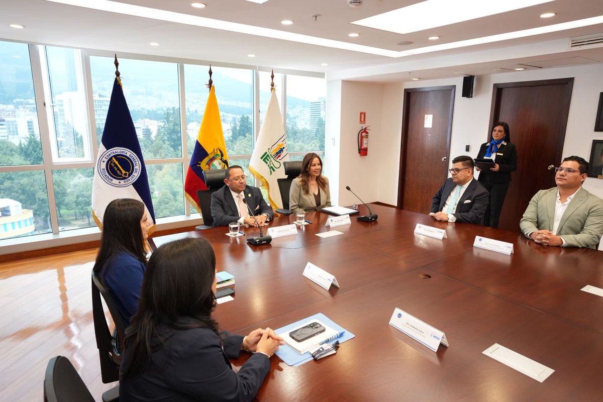 ContraloriaECU's tweet photo. 🏛️ #LaNuevaContraloría | El contralor, Dr. Mauricio Torres, y la presidenta del @IESSec, Mgs. @CynthiaGelliber, suscribieron un convenio específico para fortalecer la atención médica en en el Dispensario Anexo de la #CGE. 

🤝 De esta forma, la actual administración consolida acciones concretas para promover entornos laborales adecuados, seguros y propicios para quienes integran el organismo técnico de control.