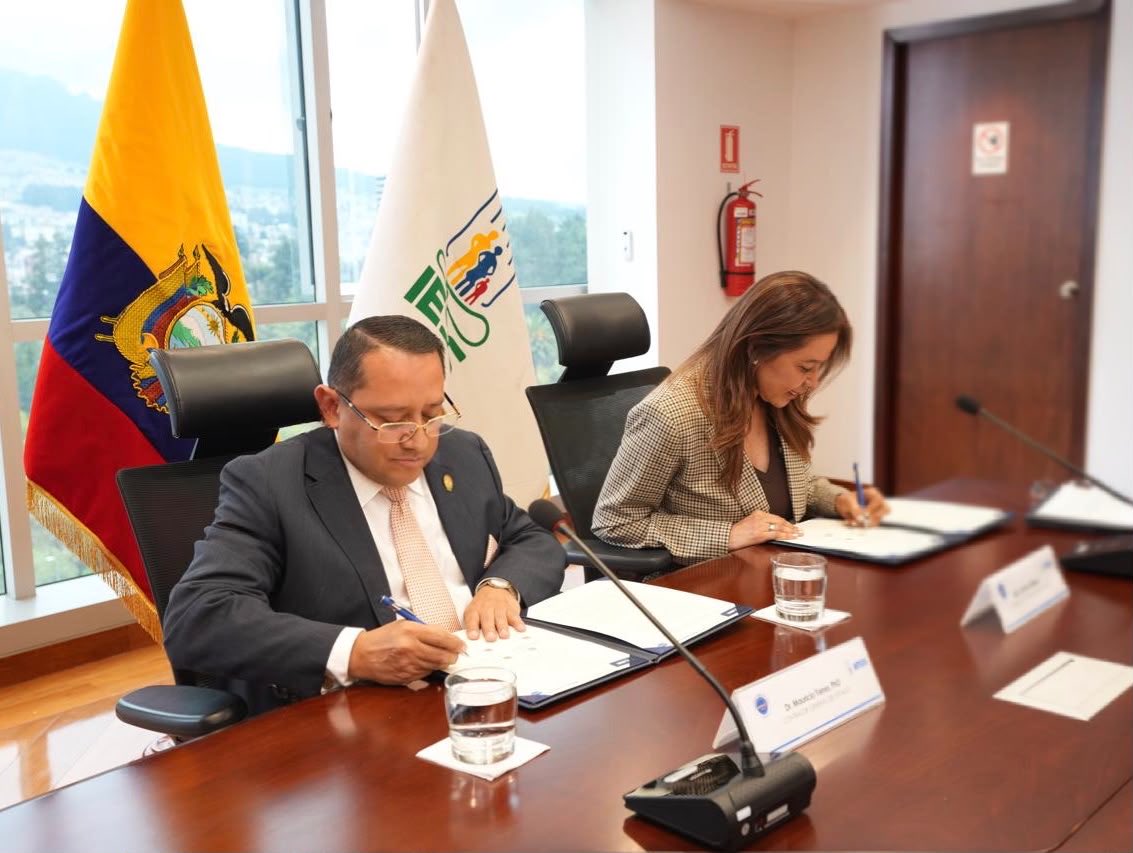ContraloriaECU's tweet photo. 🏛️ #LaNuevaContraloría | El contralor, Dr. Mauricio Torres, y la presidenta del @IESSec, Mgs. @CynthiaGelliber, suscribieron un convenio específico para fortalecer la atención médica en en el Dispensario Anexo de la #CGE. 

🤝 De esta forma, la actual administración consolida acciones concretas para promover entornos laborales adecuados, seguros y propicios para quienes integran el organismo técnico de control.