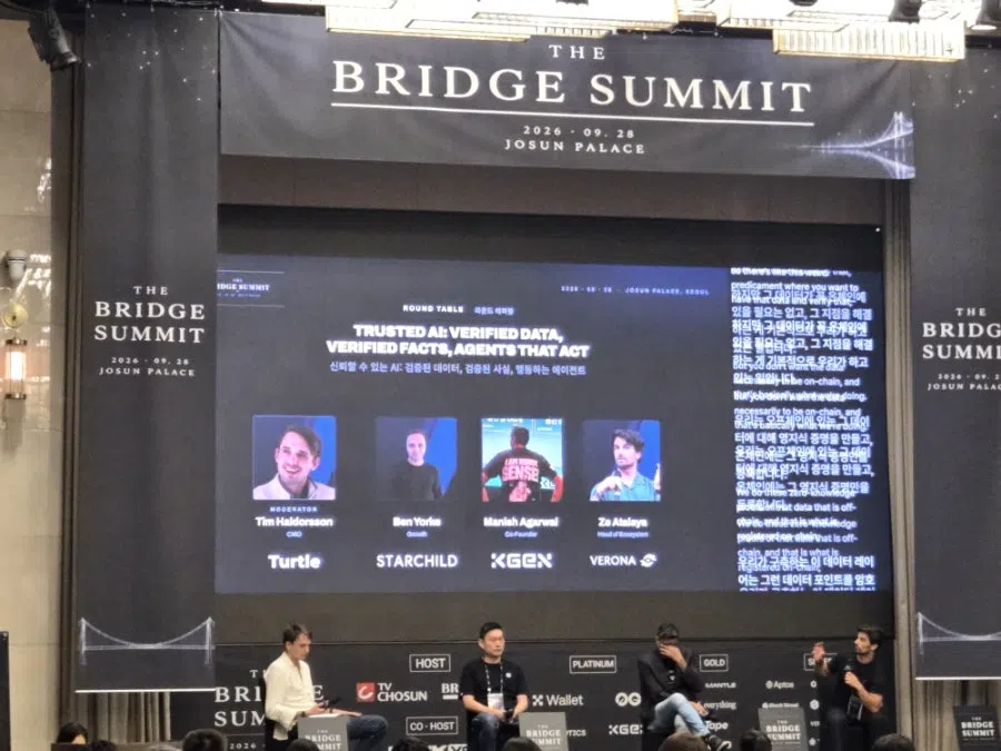 cutiro6534's tweet photo. The Bridge Summit 2026 후기, 거래소와 Web3 월렛의 미래

The Bridge Summit 2026에 다녀오면서 다양한 Web3 프로젝트와 업계의 흐름을 직접 살펴볼 수 있었습니다.

평소 온라인으로 접하던 프로젝트들을 한자리에서 만나볼 수 있었고, 여러 세션을 통해 블록체인 산업이 앞으로 어떤 방향으로 나아갈지 생각해 볼 수 있는 시간이었습니다.

특히 인상 깊었던 내용은 OKX가 바라보는 중앙화 거래소와 Web3 월렛의 역할이었습니다.

매일경제 기사에서 OKX의 레닉스 라이 글로벌 총괄 매니저는 은행과 지갑을 함께 이용하는 것처럼 거래소와 Web3 월렛 역시 앞으로 공존할 것이라는 관점을 밝혔습니다.

거래소는 자산 관리와 고객 지원, 규제된 금융 서비스 접근에 강점이 있고, Web3 월렛은 사용자가 자신의 자산을 직접 통제할 수 있다는 점에서 서로 다른 역할을 한다는 설명입니다.

개인적으로도 흥미로운 관점이었습니다. 거래소의 편리함을 이용하면서도 온체인 활동이나 자기수탁이 필요한 순간에는 별도의 월렛을 활용하는 경우가 있기 때문입니다.

물론 자산을 직접 관리한다는 것은 개인키 보안과 자산 보호에 대한 책임도 함께 따른다는 의미입니다.

기사에서는 OKX 월렛이 개인키를 격리된 환경에서 보호하는 신뢰 실행 환경(TEE) 기술을 활용한다는 점도 소개됐습니다. 자기수탁의 자유를 유지하면서 보안까지 강화하는 것이 앞으로 Web3 월렛이 해결해야 할 중요한 과제라는 생각이 들었습니다.

이번 행사를 통해 Web3의 발전은 단순히 새로운 기술을 만드는 데서 끝나지 않는다는 점을 다시 생각하게 됐습니다. 사용자가 편리하고 안전하게 자산을 관리할 수 있는 환경이 갖춰질 때 더 많은 사람이 생태계에 참여할 수 있을 것입니다.

현장에서 접한 다양한 프로젝트와 논의가 실제 서비스의 발전으로 이어지기를 기대합니다. 

좋은 행사를 준비해 주신 관계자분들께 감사드립니다.

인용 기사: https://t.co/UxiZ05vIDX

@Bridge34__