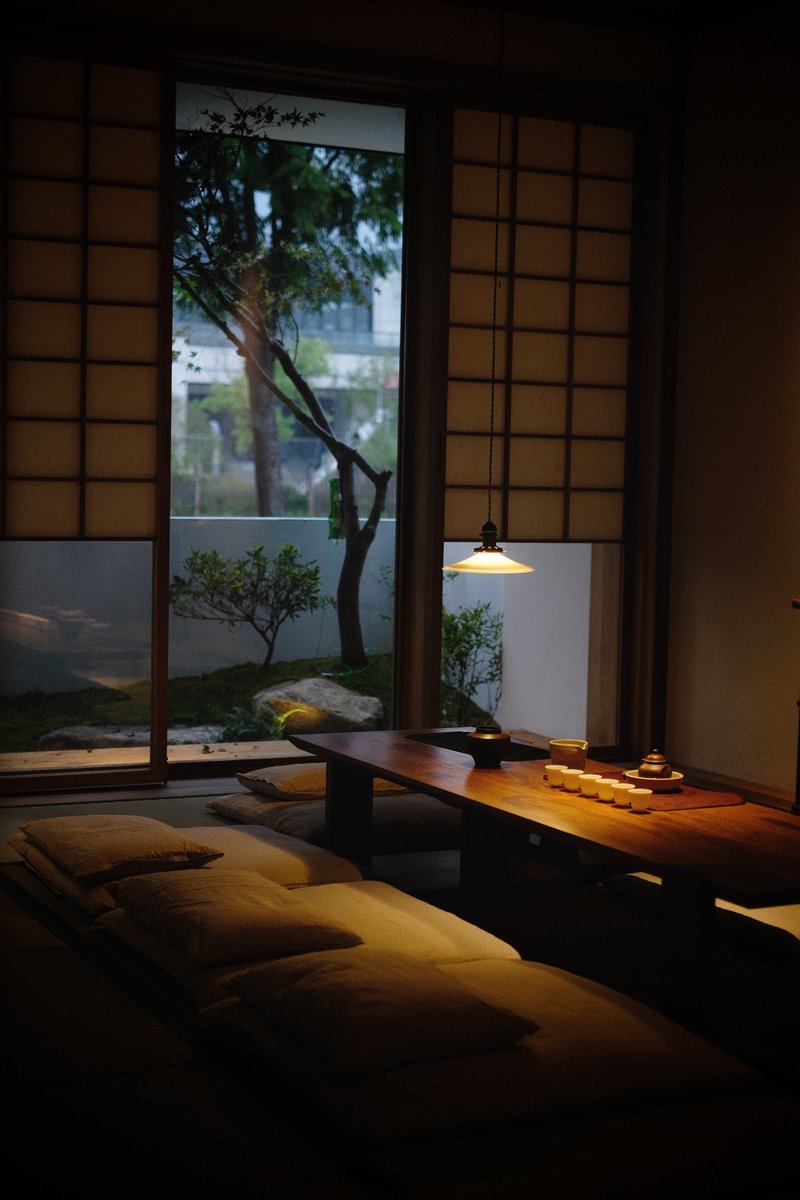 dhcyehc's tweet photo. [古き良き旅館の客室で、優しい日本の伝統的なおもてなしの腔（キモチ）に包まれながら、廊下に伸びる藤の葉の影が揺れる] https://t.co/dd4MuoNXXW
