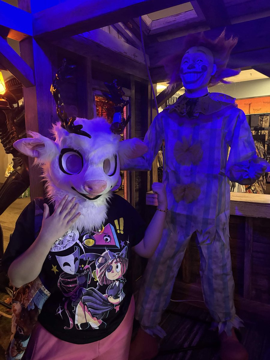 thornedfinch's tweet photo. gulp… he’s RIGHT behind me… isn’t he….. https://t.co/uX5cYiBbDp