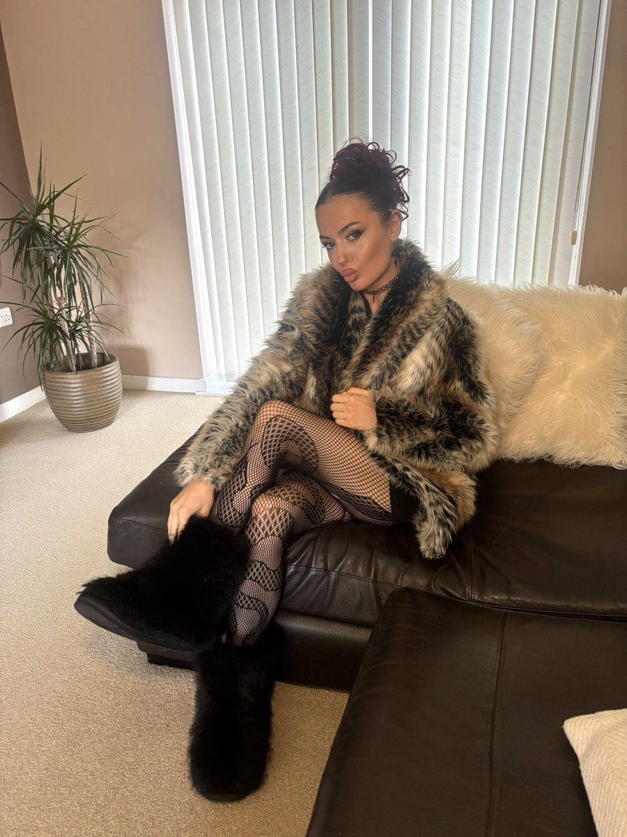 sofancyxo's tweet photo. It’s fur season 😍

furfetish findom https://t.co/twtTyLcQsD