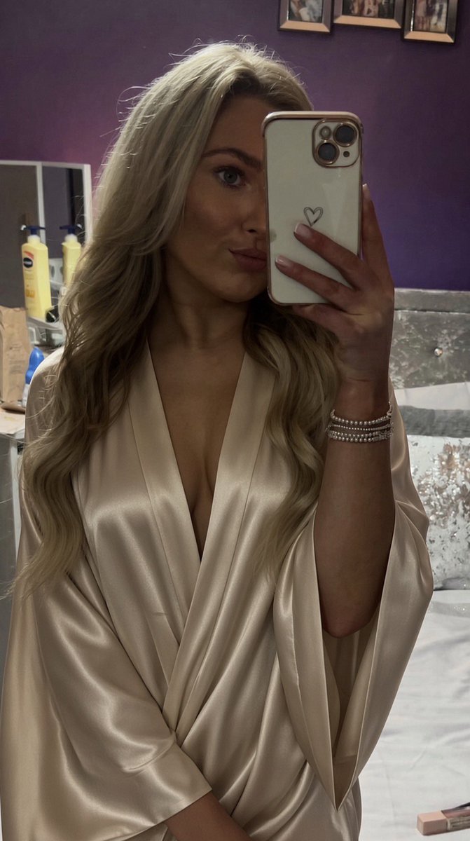 neilcrik69's tweet photo. Sexy robe chav https://t.co/8xAClA72Me