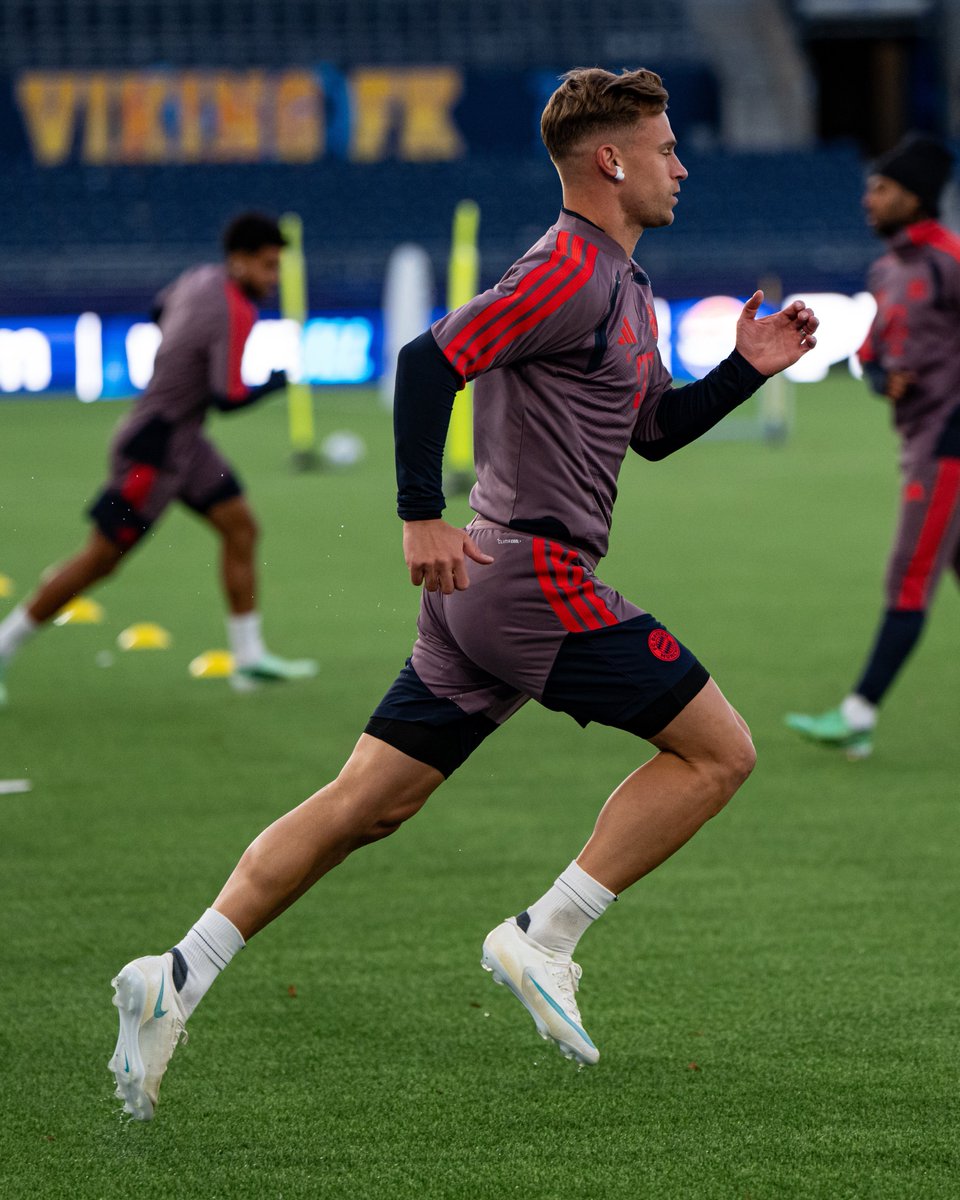 FCBayernFans_NL's tweet photo. Bayern is vandaag afgereisd naar Stavenger in Noorwegen waar het morgen tegen Viking FK speelt in de Champions League. Er vond vanavond een afsluitende training plaats in de Lyse Arena. #VFKFCB https://t.co/Pk4iBK1iKM