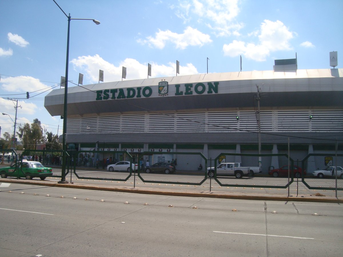 DosisRegia's tweet photo. Par de fotos afuera del Estadio León / Nou Camp.
13 marzo 2015.
#leon #leonguanajuato #Guanajuato #estadioleon #noucamp https://t.co/PvA9molfPM