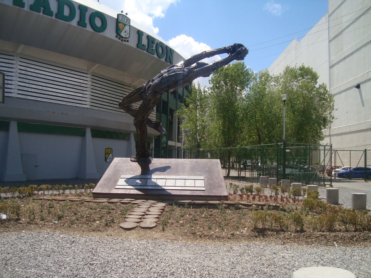 DosisRegia's tweet photo. Par de fotos afuera del Estadio León / Nou Camp.
13 marzo 2015.
#leon #leonguanajuato #Guanajuato #estadioleon #noucamp https://t.co/PvA9molfPM