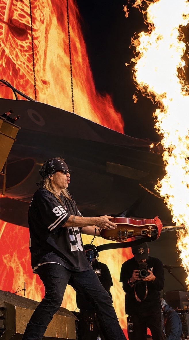 naierbakera's tweet photo. ahora le agarró el gustito a prender fuego la guitarra https://t.co/iqG0mlFDnF