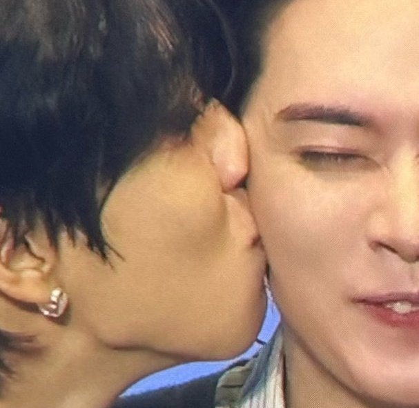 hantai9000's tweet photo. jisung's nose smush and minho's bunny tooth oh it's soooo serious https://t.co/K2mzVaNM8S