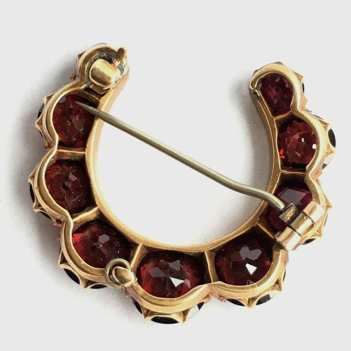 Nobel_Antiques's tweet photo. -Worn with open end facing up-
Crafted in 14K gold and set with 9 natural rich deep brown-red color garnets, this elegant crescent brooch reflects the refinement of America's Gilded Age transition into the Edwardian era. The crescent symbolized growth, femininity, and good fortune. ❤️
In 1900: Gold was about $20 per ounce and a good riding horse often sold for roughly $50-$15.
• A brooch of this craftsmanship and materials may have retailed for approximately $15-$40, equivalent to several weeks' wages for many workers (estimate based on period jewelry pricing and gold value). 
More than 125 years later, this original American antique remains both a wearable work of art and a tangible piece of history.
#AntiqueJewelry #Edwardian #Garnet #PyropeGarnet #14KGold #GoldBrooch #EstateJewelry #VintageJewelry #FineJewelry #AntiqueBrooch #JewelryCollector #AntiqueGold #RubyLane #EtsySeller #JewelryLover
https://t.co/9x0QJxQhMz