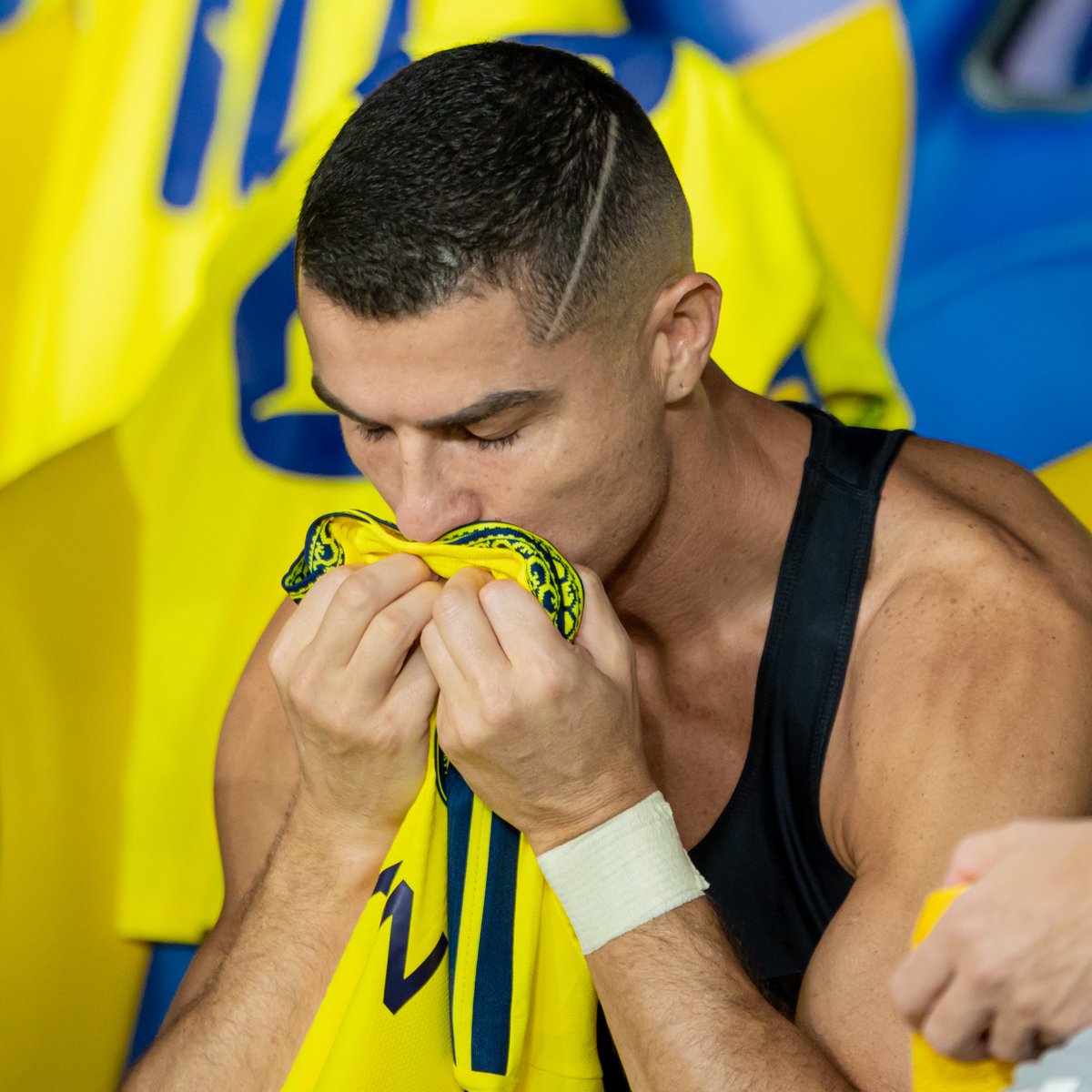 motim_osm's tweet photo. رونالدو يقبل السيفين والنخلة @Cristiano 🤍📸
#النصر_نيفيتشي https://t.co/tMfqfbOTfP