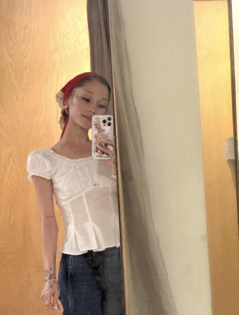fawnedcupcake's tweet photo. why can’t i just look like her https://t.co/Rbtke5Io0s