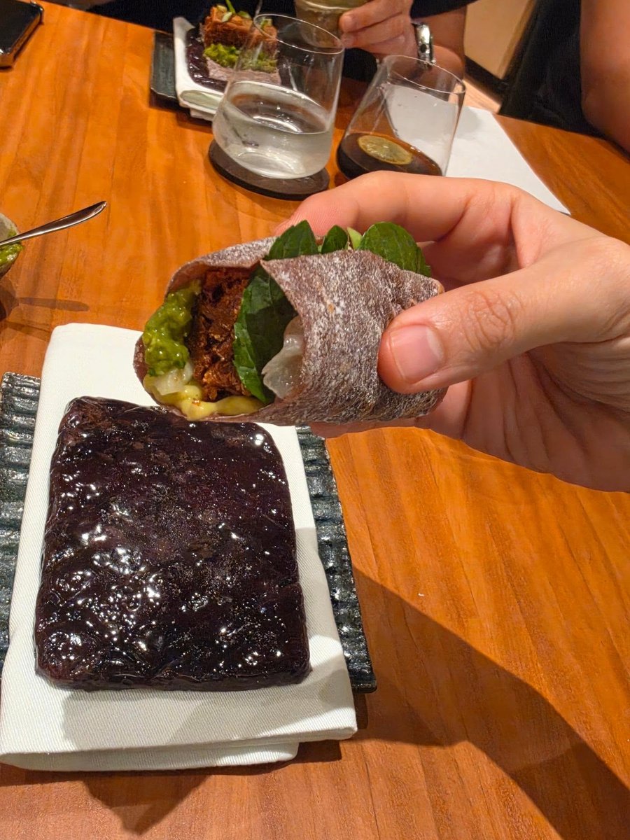 marcaPERU's tweet photo. Hobi en modo catador de la gastronomía peruana en Central y Maido es la mejor actualización del año. 🍲🍣🇵🇪💜J-Hope y los demás miembros de la agrupación coreana se fueron a probar el verdadero arte culinario limeño y por las fotos en su IG, la pasaron increíble. ✨🥂 ¡El Sol de BTS iluminando la cocina más top del mundo! ☀️

📸Créditos: Instagram de J-Hope (uarmyhope)

#MarcaPerú #BTS_WORLDTOUR_ARİRANG_LIMA #BTS #Army