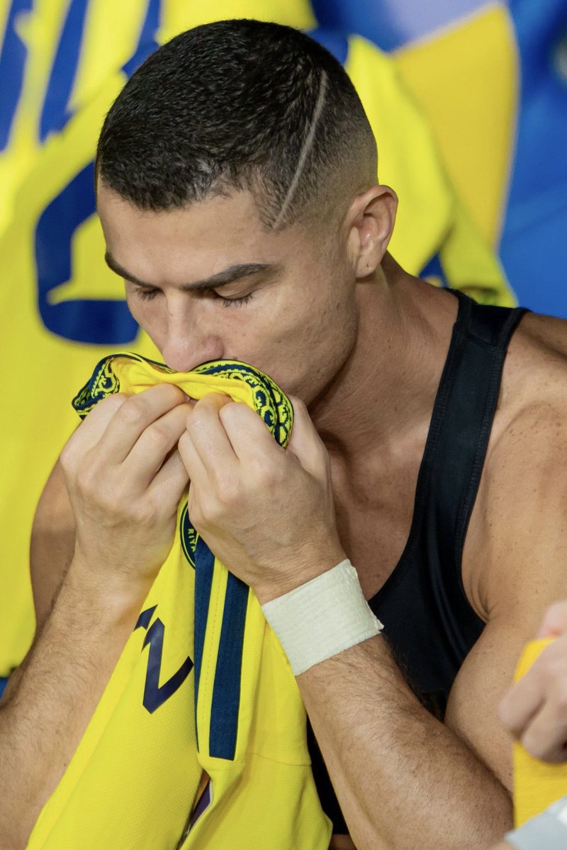 NASSRTUMBLR's tweet photo. رونالدو يُقبل السيفين والنخلة 🇸🇦💛 https://t.co/pbG7ato8xF