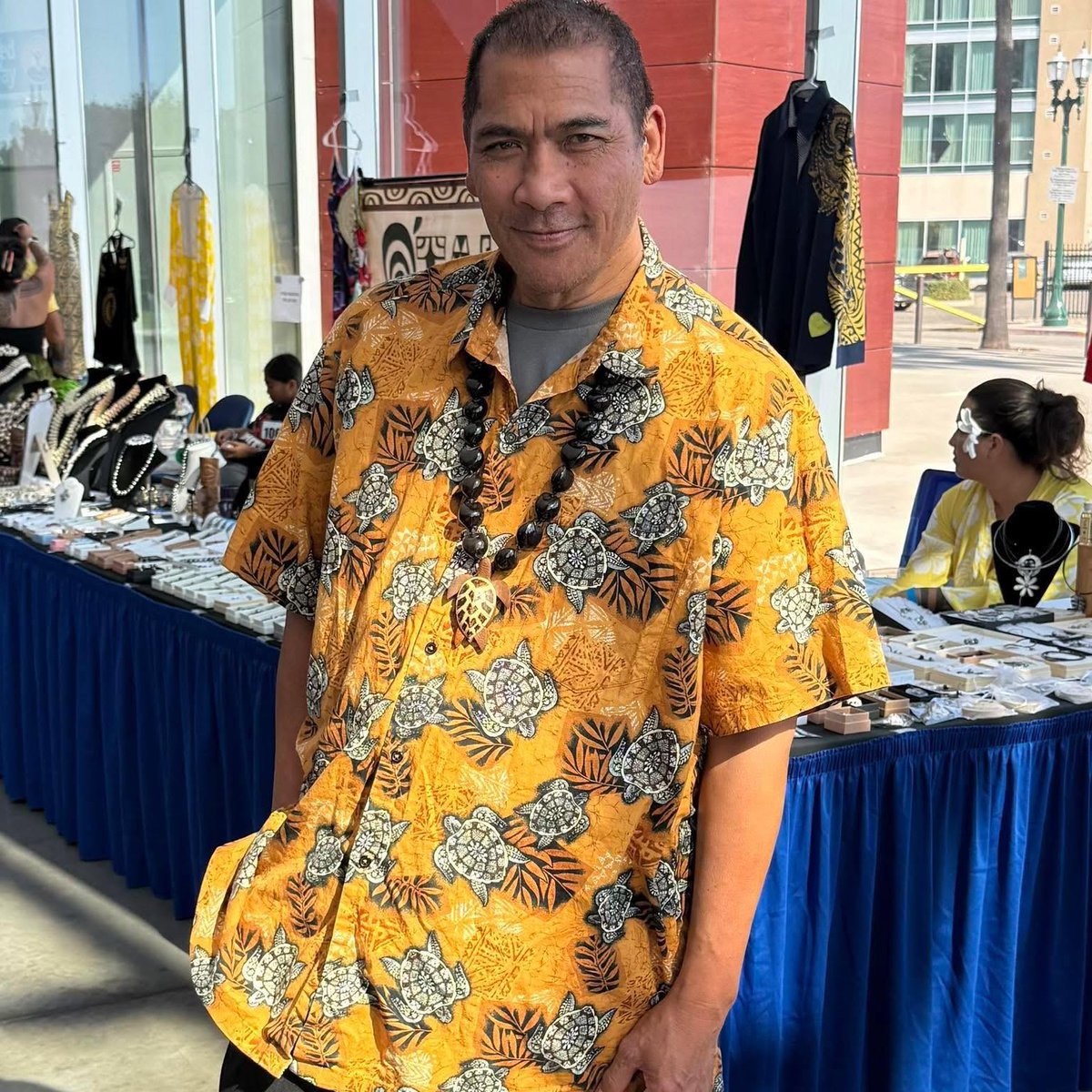 CalSCDD's tweet photo. During #NDEAM, @CalSCDD is highlighting different paths to meaningful work. Meet Kimo Kamakaalohaamailkalani, an artist &amp; entrepreneur who turned his passion for art into a microbusiness.

Read Kimo’s story: https://t.co/EAW5EaaQRo https://t.co/Pbfx4PXXqw