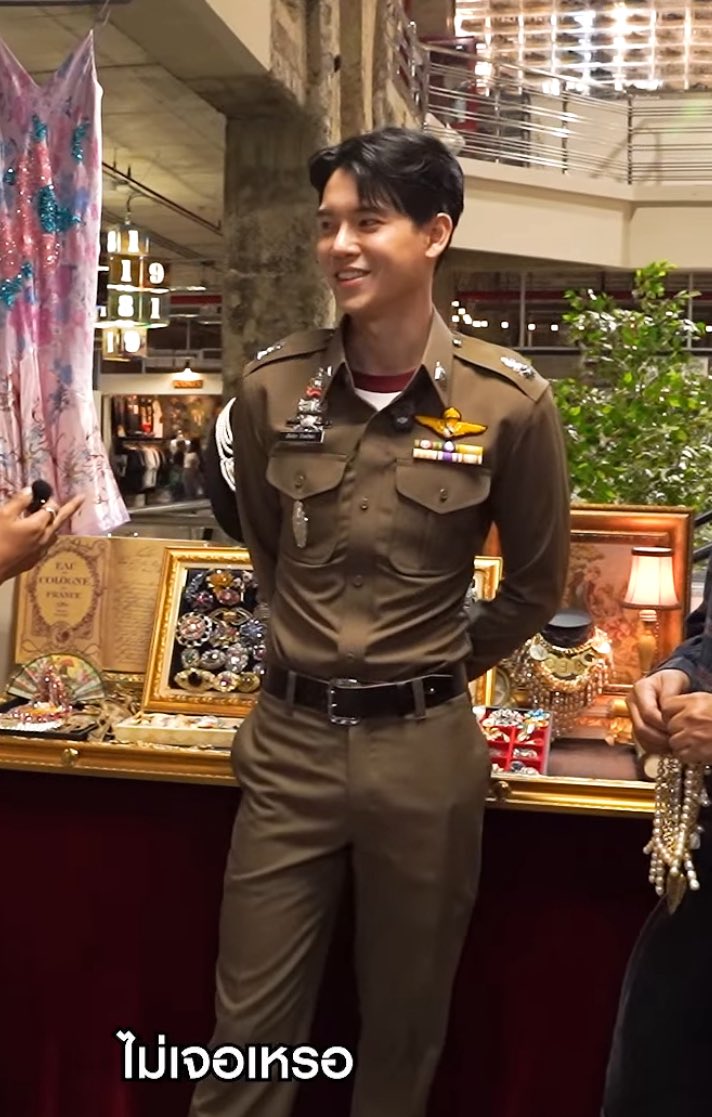 nu_ttn's tweet photo. จากมุมมองคนที่ต้องทำท่านี้มาตลอด 5 ปีชื่นชมการคีพคาแรคเตอร์ตำรวจของพี่หยิ่นมากๆ แล้วคิดว่าการทำแบบนี้นอกจากคีพมาดตำรวจแล้วยังเป็นการให้เกียรติตัวเองและชุดที่ใส่ด้วย ชื่นชมมม🥹 https://t.co/Ic89LBenae