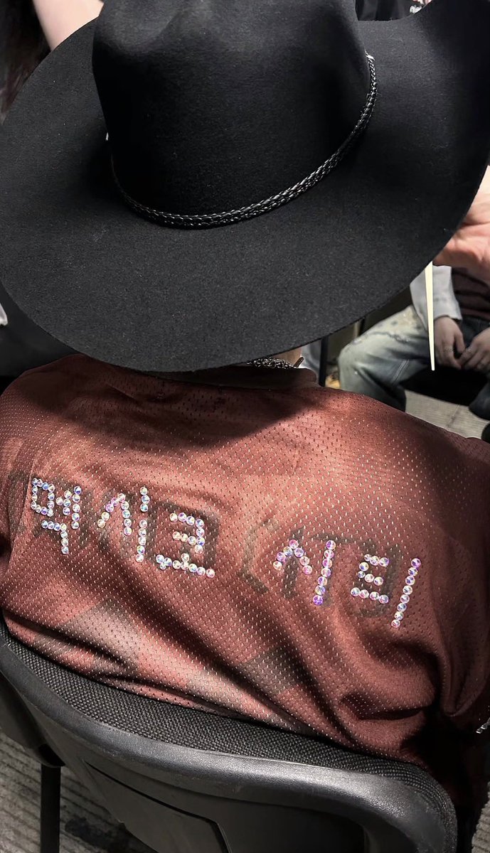 jk_hopemin's tweet photo. El día que Yoongi subió esta historia de él con sombrero y su playera con pedrería que formaban las palabras en hangul que se traduce como “México city” 
🥹🇲🇽😍 https://t.co/HL8whDufPP