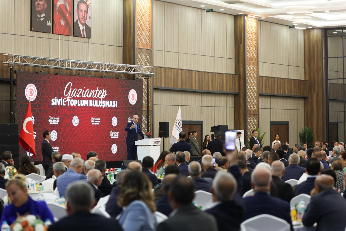 avmehmettiryaki's tweet photo. TBMM Başkanımız Sayın Numan Kurtulmuş( @NumanKurtulmus ), Grup Başkanvekilimiz Sayın Abdulhamit Gül, İl Başkanımız Sayın Fatih Muhaddis Fedaioğlu, Gaziantep Valimiz Sayın Kemal Çeber, milletvekillerimiz, belediye başkanlarımız ve şehit ve gazi yakınlarımız ile sivil toplum kuruluşlarımızın temsilcilerinin katılımıyla düzenlenen buluşma programına katılım sağladık.

Şehitlerimizin emanetleri ve gazilerimizin kıymetli aileleriyle bir araya geldiğimiz bu anlamlı programda, birlik ve beraberliğimizin önemini bir kez daha hissettik.

Bu toprakları bizlere vatan kılan aziz şehitlerimizi rahmet ve minnetle anıyor, gazilerimize şükranlarımı sunuyorum.
@abuyukgumus 
@hakanaksu058 
@vahitatalan 
@iekarayel 
@abdulhamitgul 
@EyupOzkececi 
@AliSahin501 
@deryabakbak27 
@mesutbozatli 
@irfancelikaslan 
@BBozgeyik_27 
@2727mmg2727 
@FatmaSahin 
@mtahmazoglu 
@fmfedaioglu 
@AKGMTeskilat
#GönüldenGönüle