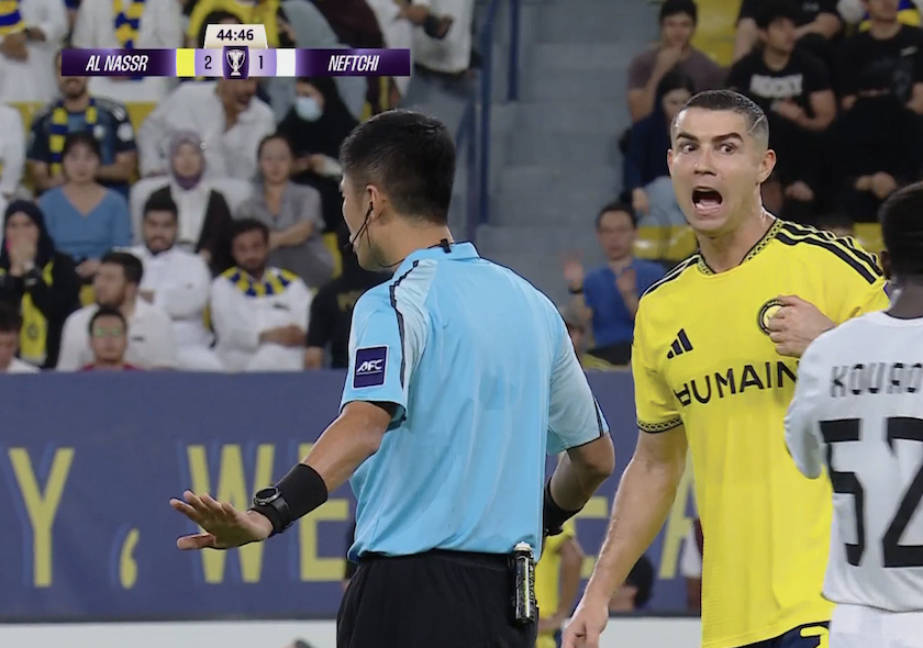 TouchlineX's tweet photo. 🚨 𝗡𝗘𝗪: Cristiano Ronaldo is telling the referee that the opponent was offside.

And it looks like he is RIGHT!

THIS MAN TRULY SEES THE ENTIRE GAME ON HIS OWN, WOW! 🔥 https://t.co/YfX1jQ5vqp