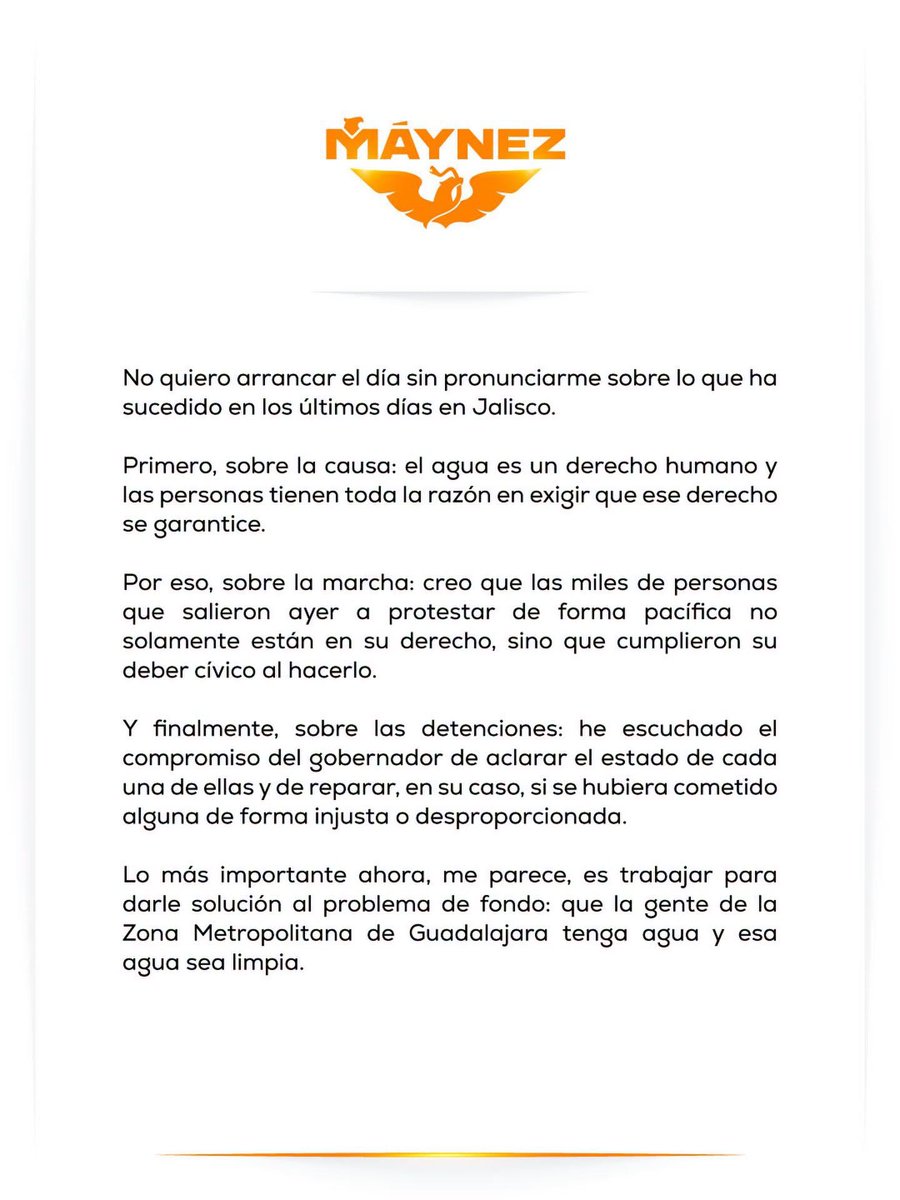 ZuritaCarpio's tweet photo. El líder de @MovCiudadanoMX le da una palmadita en la mano a @PabloLemusN para que no lo vuelva a hacer. https://t.co/y5sUkzoil4