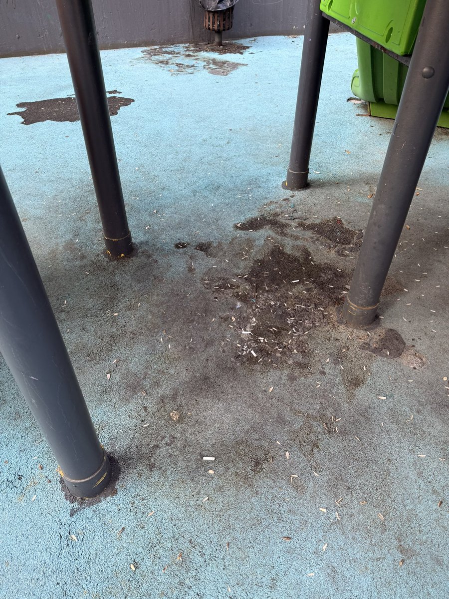 eminegnaydin's tweet photo. @umraniyebeltr  Ümraniye’de olan neredeyse tüm parklar bu halde. Bu insanlar bunu mu hak ediyor burası Ümraniye Namık Kemal Mahallesinde bulunan Billur Park. Oyun oynanacak halde değil pas tutmuş oyuncaklar, zemin parçalanmış, pislik içinde her yer. Lütfen ilgilenebilir misiniz https://t.co/1yAbA0CgHd