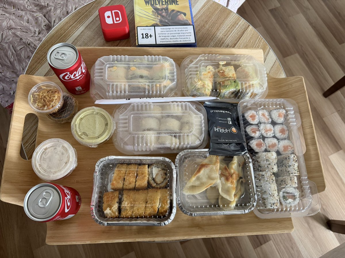 BravoArata's tweet photo. Día de sushito!! 🍱🍱🤤🤤 https://t.co/mr2yNyablg