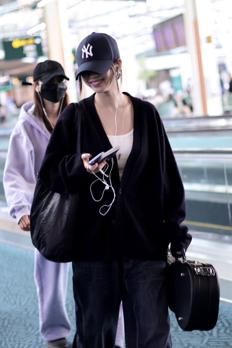 jiminiesneck's tweet photo. Jimin with her ukulele 🥹 cute https://t.co/7szFxnmhoI