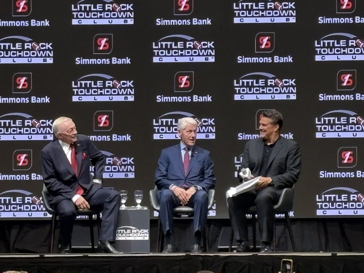KTHogs's tweet photo. A historic day for the @LRTouchdownClub as @BillClinton &amp; @realjerryjones shared the stage with @DavidBazzel. Proud to see so many great Razorbacks and Arkansans there to celebrate this special day. 🐗👊🏻 https://t.co/p8OV0ocNtS