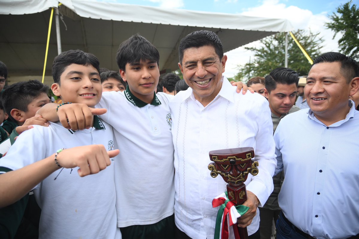 salomonj's tweet photo. En Oaxaca, ningún joven debe quedarse sin estudiar por falta de una preparatoria cerca de su comunidad.

Con el impulso de nuestra Presidenta Claudia Sheinbaum (@Claudiashein), construiremos seis nuevos Bachilleratos Nacionales Margarita Maza en Oaxaca. 

Invertir en educación es invertir en el futuro de Oaxaca.