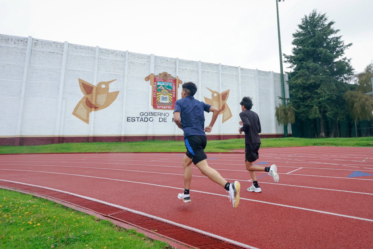 COBAEMex's tweet photo. Bajo la lluvia y contra toda condición, la pista fue testigo del coraje de nuestra delegación de atletismo. 🏃‍♀️ 🏃‍♂️

Ellas y ellos lograron su pase para representar con orgullo los colores institucionales en los Juegos #COBACH #Durango2026. ✨

#SomosCOBAEM
#InCOBAtibles 💥 https://t.co/art5mDmLyh