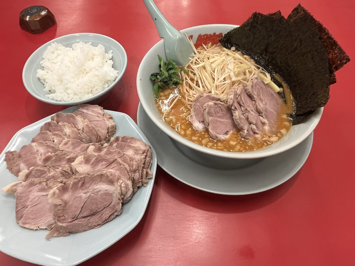 PimasP529914's tweet photo. ついにたどり着いた累計2500pt超え
最高ランク伝道師の内定です。

特製味噌 やわ濃濃 チャーシュー20枚
海苔5枚 ライス 
#アイマスP山岡家部 https://t.co/hkWGnHpZA4