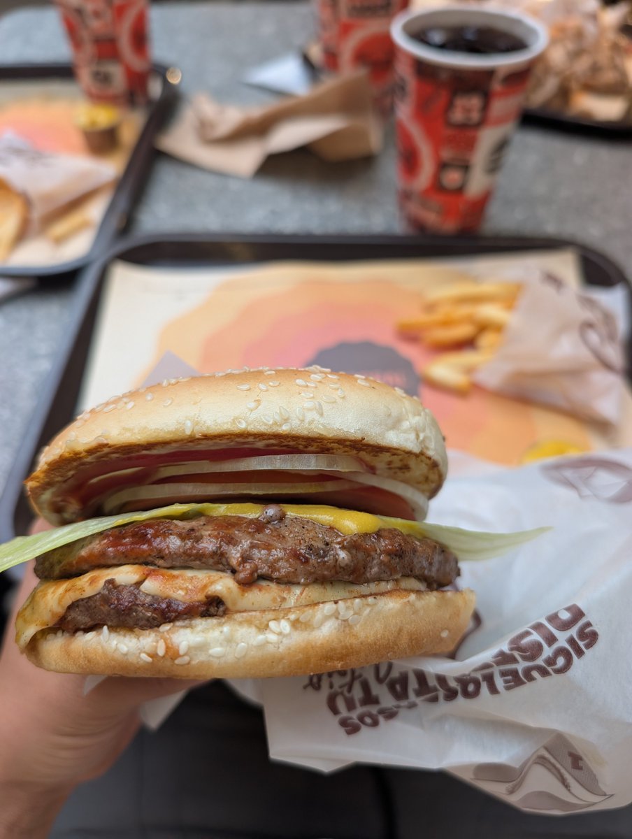 BVCCamilo's tweet photo. No lo creía pero es cierto: Desmejoraron mucho al Corral. 

Nunca ha sido barato, yo acepto pagar 45k por una hamburguesa más o menos sencilla en combo porque conozco el lugar.  Pero pagar 45k por una hamburguesa que parece de caja feliz y tiene una carne maluca es el colmo. 

Adiós infancia 🥲
