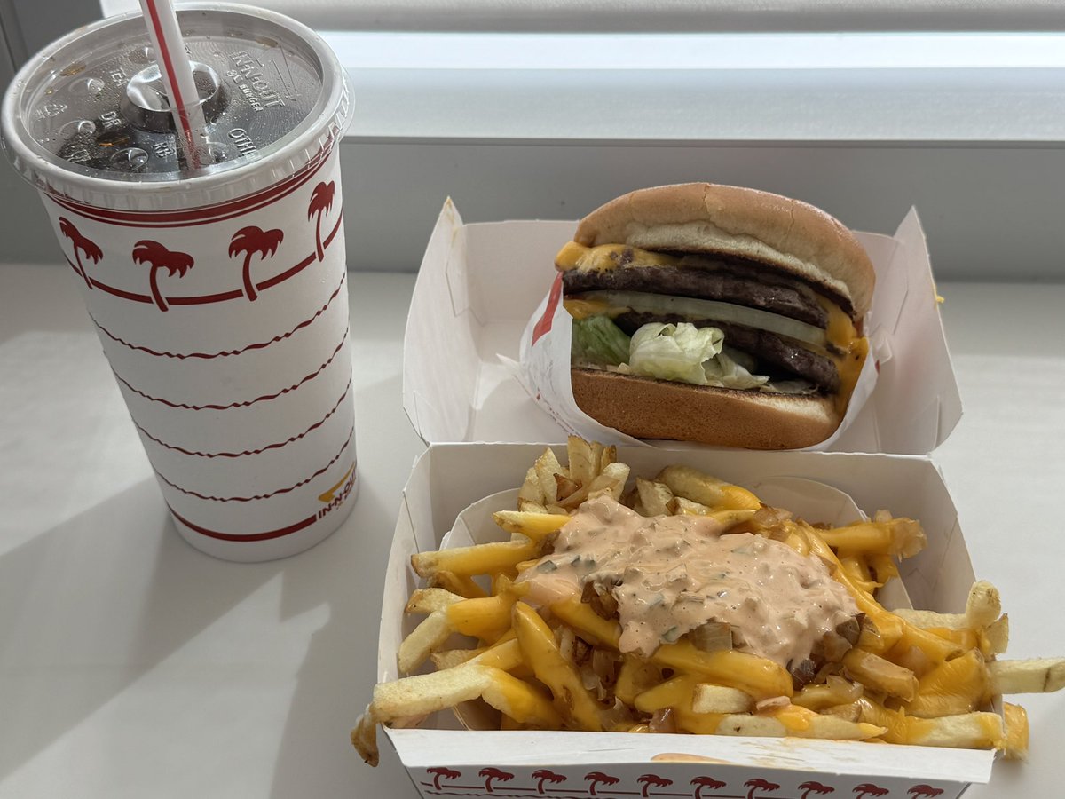 Vegas_Legacy_'s tweet photo. OK, when you’re in Vegas all by yourself with a million options for food, where do you end up? Of course, In-N-Out! 😂 As a Canadian, it’s a must at least once every trip. Some traditions just can’t be broken!
#LasVegas #InNOut #VegasEats #vegaslegacy https://t.co/j3dMERX4Op