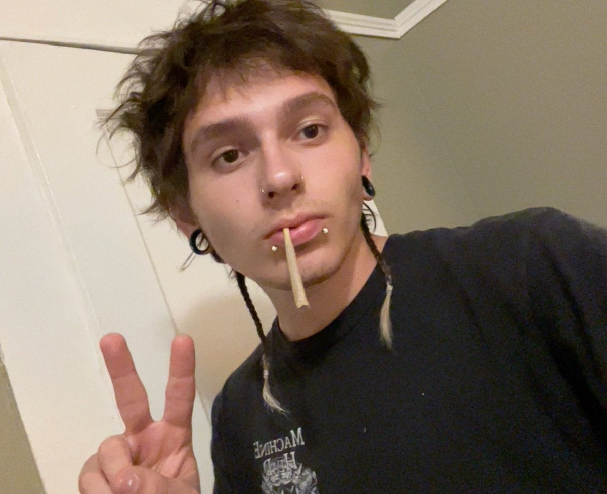 sacredf00l's tweet photo. Yes I stay smoking spliff https://t.co/sPz8pYiE6O