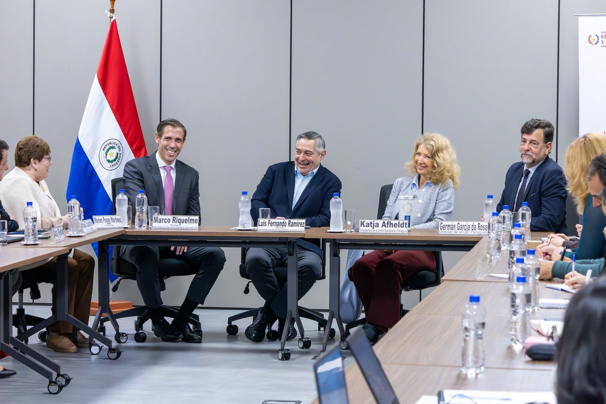 UEmbPy's tweet photo. 🎓 El desarrollo del sector forestal se construye desde las aulas.

Desde la UE acompañamos al @MECpy y al @MIC_PY  en la elaboración de currículums de bachillerato forestal, para que la  formación responda a las necesidades del mercado, en colaboración con la @OEIParaguay  y la HAMK University of Applied Sciences de Finlandia.

Esta experiencia servirá, además, como referencia para formar a jóvenes en  otros sectores y contribuir a futuros polos industriales del país.

#UEenParaguay #GlobalGateway